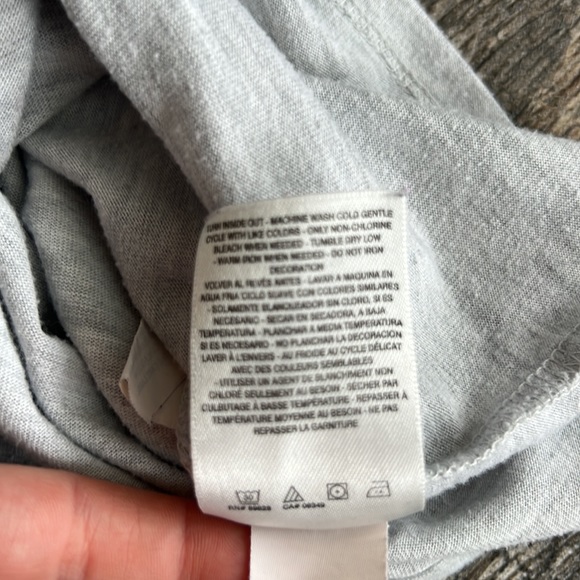 Jessica Simpson “throw kindness around like confetti” tee - Picture 6 of 7